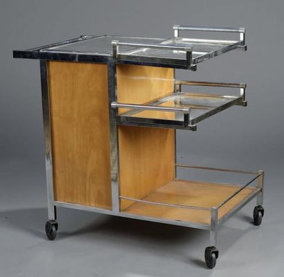 JACQUES ADNET (1900-1984) TABLE ROULANTE à armature en métal chromé et sycomore,...