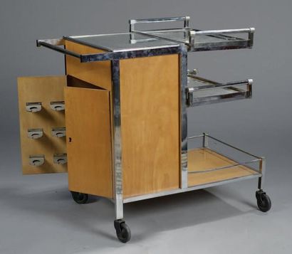 JACQUES ADNET (1900-1984) TABLE ROULANTE à armature en métal chromé et sycomore,...