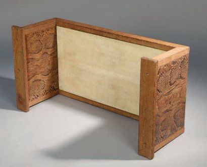 Marcel COARD (1889-1975), Attribué à TABLE BASSE en chêne, plateau entièrement gainé...
