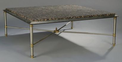 ANONYME GRANDE TABLE BASSE en métal brossé, piètement cylindrique réuni par une entretoise...