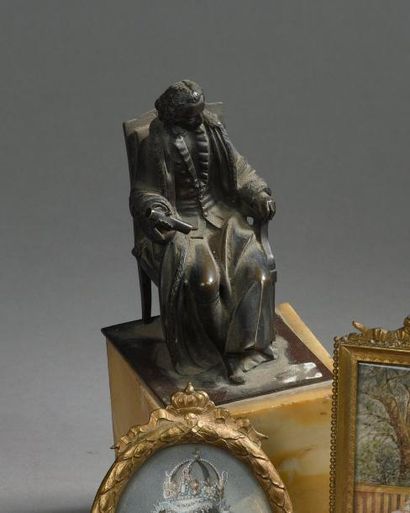 Epreuve en bronze représentant Voltaire assis....