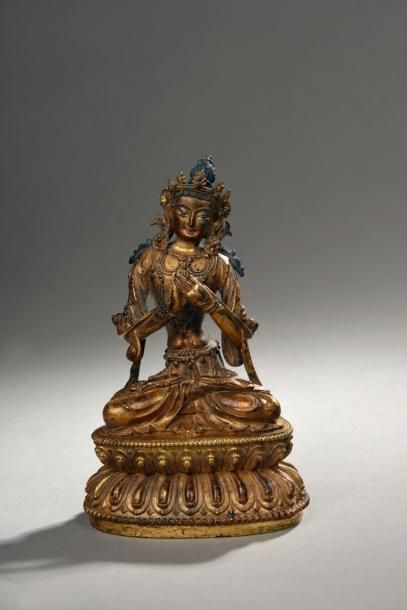 ASIE Sujet en bronze doré représentant un Bodhisattva assis sur une base lotiforme....