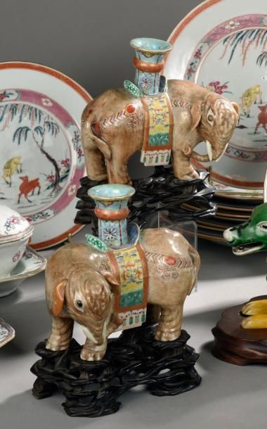 ASIE Paire de brûle-parfum en porcelaine de la Chine à décor d'éléphants en pendant...