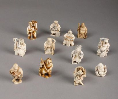 ASIE Lot de douze netsukes en ivoire et corne. Japon, XX siècle.