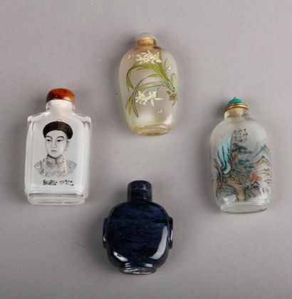 ASIE Lot de quatre flacons tabatières en verre. Japon, XXe siècle.