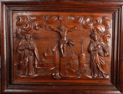 Panneau en bois sculpté représentant la crucifixion....