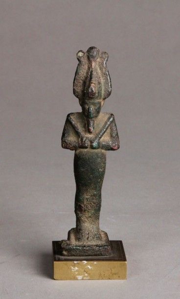 null Osiris debout paré de ses attributs, comportant une bélière, en bronze à patine...