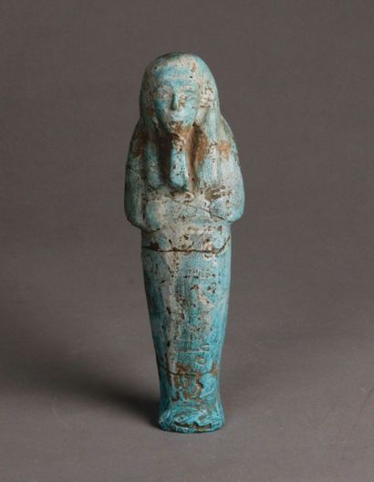 null Oushebti en faïence vert bleu inscrit en relief. Style égyptien. H. 23 cm (...