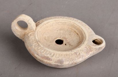 null Lampe à huile en terre cuite d'époque romaine à décor de volutes (marque de...
