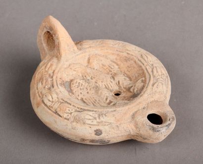 null Lampe à huile en terre cuite d'époque romaine à décor d'un aigle.