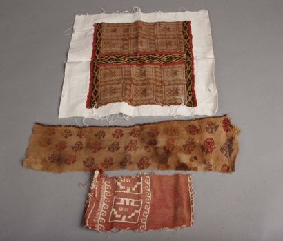 null Trois fragments ornementaux de poncho à décor de shamans. Pérou, Chimu 1100-1400...