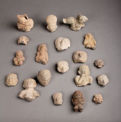 null Trois figurines en terre cuite grise. La Tolita, 500 av-500 ap. J-C. De 5 à...