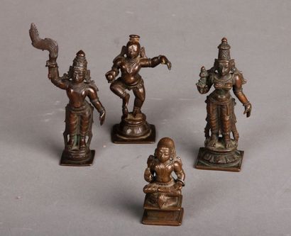 INDE Quatre divinités indiennes en bronze à patine verte. Inde, XIX-XXe siècle.