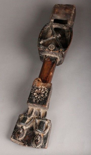 INDE Santal (Inde). Ancien cordophone, Sarhanghi, surmonté de deux personnages. L....