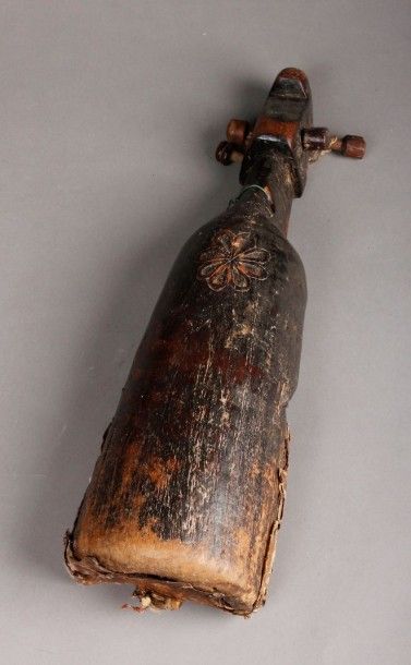 INDE Santal (Inde). Ancien cordophone, Sarhanghi. L. 48 cm