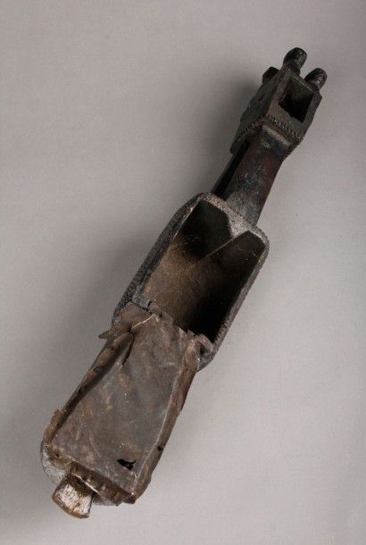 INDE Santal (Inde). Ancien cordophone, Sarhanghi, surface à patine sombre. L. 69...