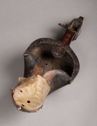 INDE Santal (Inde). Ancien cordophone, Sarhanghi, Patine sombre. L. 59 cm