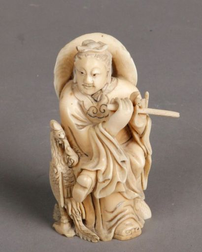 INDE Musicien assis jouant de la flûte en ivoire. Chine, XIXe siècle.