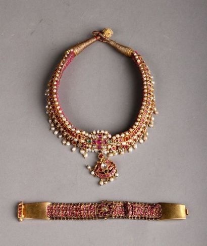 INDE Collier à pendeloques de Maharani en or serti clos de rubis, émeraudes, diamants...