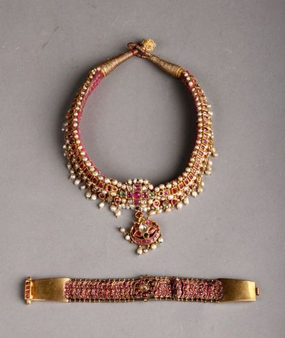 INDE Bracelet de Maharani formé de plaques amovibles articulées en or serti clos...