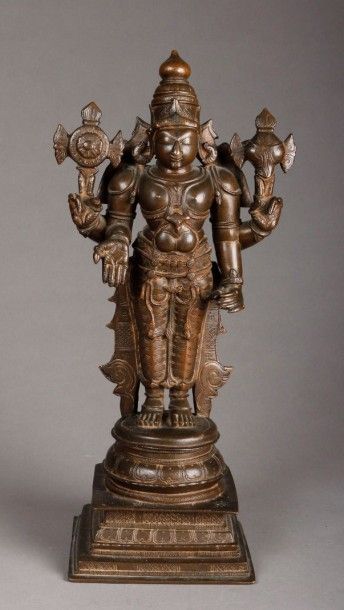 INDE Divinité indienne présentée debout sur un socle lotiforme. Bronze patiné. Inde,...