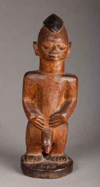 AFRIQUE Statue anthropomorphe présentant un ancêtre aux formes puissantes. Ses mains...