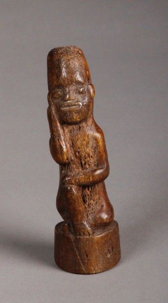 AFRIQUE Fétiche en os présentant un personnage somnolent. Congo. H. 12 cm