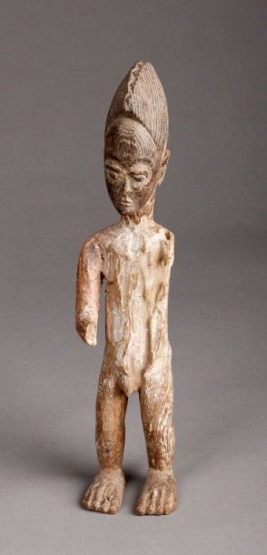 AFRIQUE Fétiche masculin debout en bois raviné. Culture Baoulé. H. 27 cm