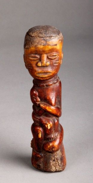 AFRIQUE Fétiche représentant une maternité allaitant en os sculpté. Congo. H. 18...