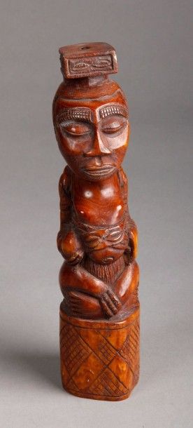 AFRIQUE Maternité assise en tailleur protégeant son fils en corne sculptée. Congo....