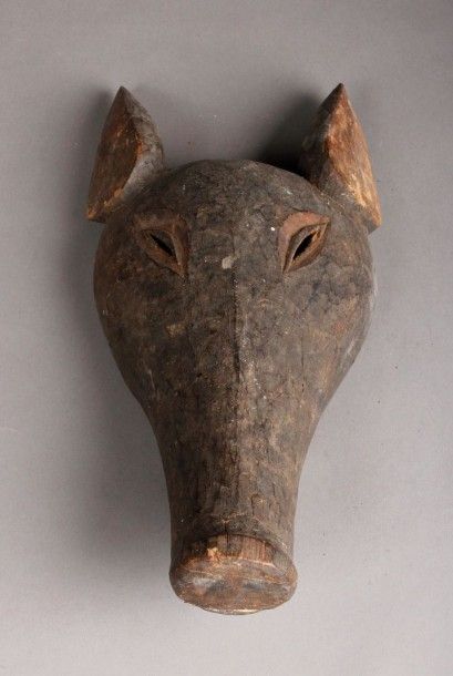 AFRIQUE Masque animalier bicolore représentant un cochon. Côte-d'Ivoire. H. 32 c...