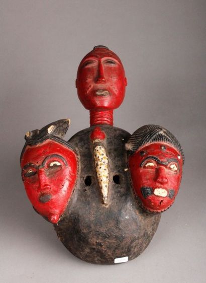 AFRIQUE Curieux masque Baoule composé de trois têtes peintes en rouge. H. 40 cm