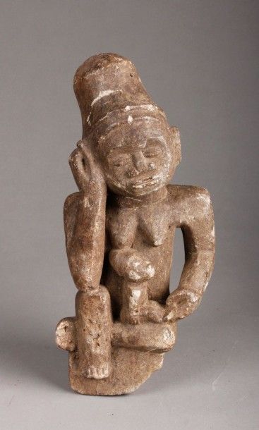 AFRIQUE Figurine en pierre représentant un homme assis en tailleur. Congo. H. 34...
