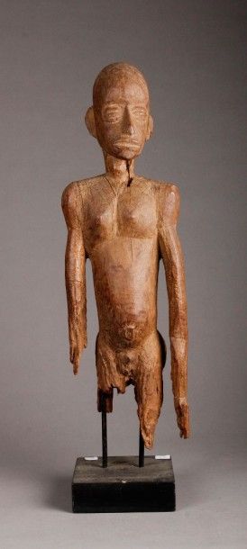 AFRIQUE Statue masculine stylisée en bois sombre raviné. Congo. H. 60 cm
