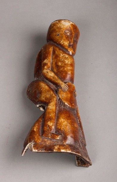 AFRIQUE Statue sculptée dans un os représentant un joueur de tambour. H. 44 cm