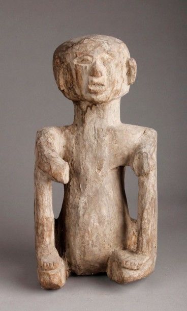 AFRIQUE Statue représentant un homme sans bras assis en bois patiné. Congo. H. 39...