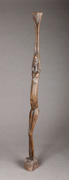 AFRIQUE Statue filiforme du Gabon en bois à patine brune. H. 108 cm