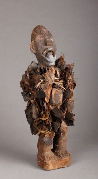 AFRIQUE Fétiche de sorcellerie décoré de pointes d'acier. Congo Vili. H. 58 cm