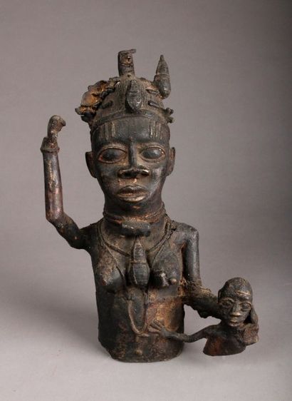 AFRIQUE Buste en bronze représentant une maternité et son enfant. Bénin. H. 38 c...