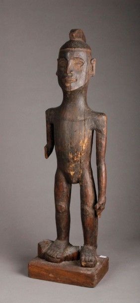 AFRIQUE Statue masculine en bois sombre raviné. Zaïre. H. 71 cm