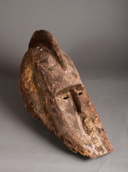 AFRIQUE Masque Fang en bois léger et peint légèrement corrodé. H. 72 cm