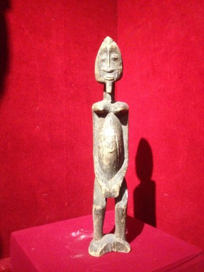 AFRIQUE Statue Dogon représentant un personnage les mains jointes, en bois patiné....
