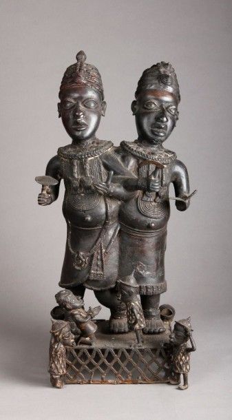 AFRIQUE Statue en bronze représentant un couple de dignitaires richement parés. Ils...