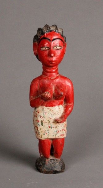 AFRIQUE Fétiche colon féminin rouge agenouillé et vêtu d'une jupe. H. 34 cm