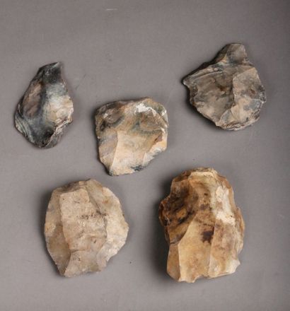 null Cinq haches et outils en silex taillés du Paléolithique moyen. Flamant, 195...