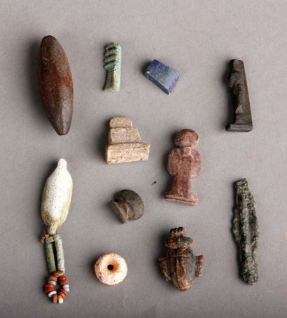 Lot d'amulettes et poids égyptiens antiq...