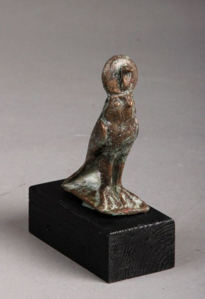 null Faucon du dieu Horus en bronze, sur une base rectangulaire munie d'un tenon....