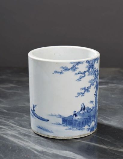 CHINE PORTE PINCEAUX cylindrique en porcelaine décoré en bleu sous couverte d'un...