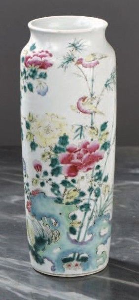 CHINE VASE ROULEAU décoré en émaux de la famille rose de rochers, bambous, pivoines...