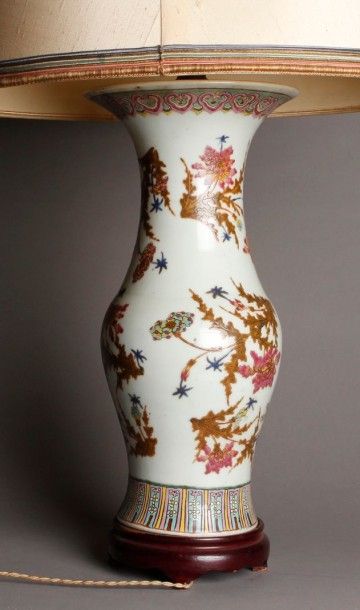 CHINE VASE CORNET en porcelaine décoré en émaux de la famille rose de bouquets de...